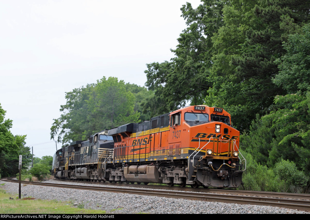 BNSF 7437 leads NS train 350 northbound